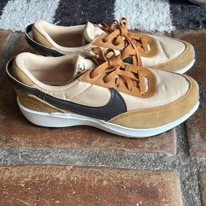 Tan Nike sneakers / trainers